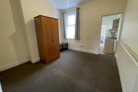 3 bedroom terraced house to rent, Avenue Road Extension, Leicester LE2