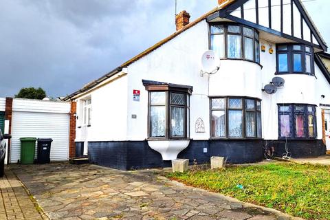 3 bedroom semi-detached house to rent, Berkeley Avenue, Clayhall IG5 0UP