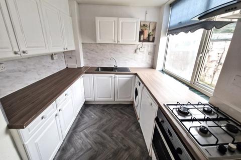 3 bedroom semi-detached house to rent, Berkeley Avenue, Clayhall IG5 0UP