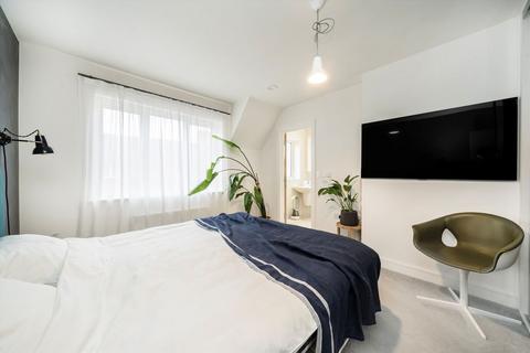 2 bedroom flat for sale, Guardhouse Way, London NW7