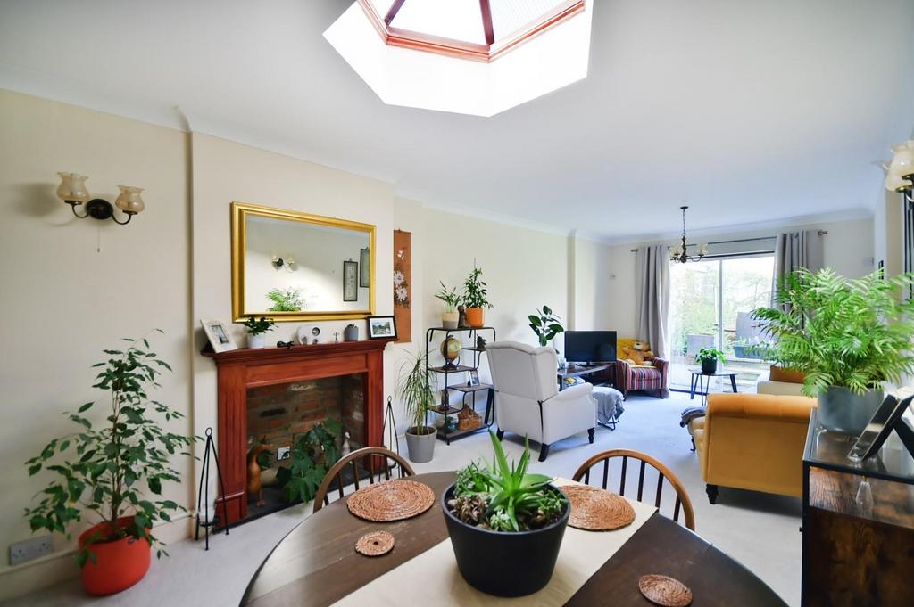 Sitting/dining room