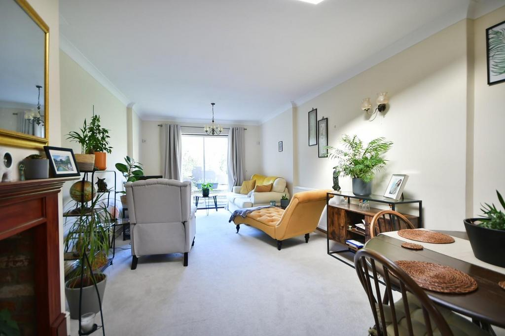 Sitting/dining room