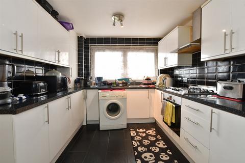 3 bedroom flat for sale, Cundy Road, London