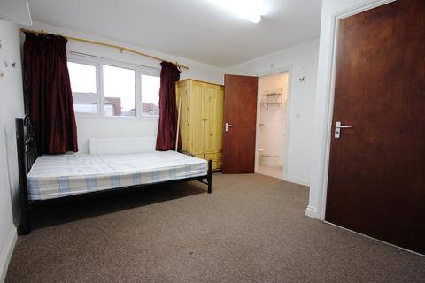 Studio to rent, Kingsley Road, Hounslow, TW3