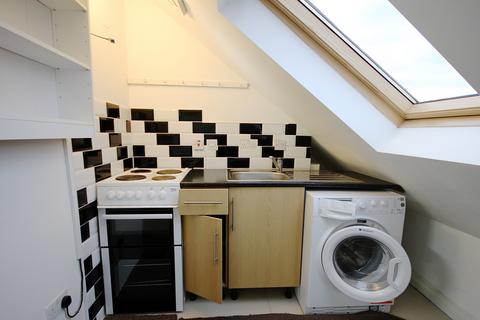 Studio to rent, Kingsley Road, Hounslow, TW3