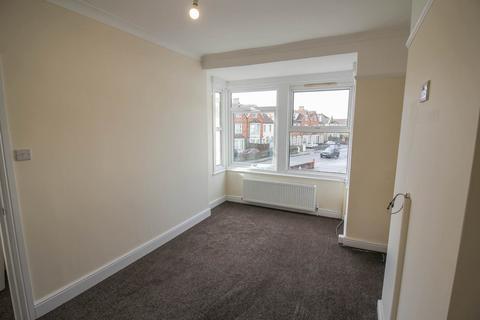 2 bedroom flat for sale, Ashcombe Park Road*Refurbished*Maisonette*Super Location*