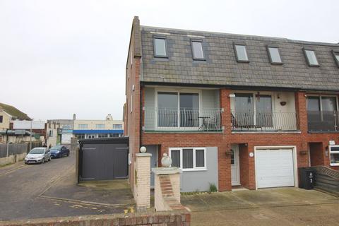 4 bedroom terraced house to rent, Badminton Court, Badminton Road, Jaywick, Clacton-on-Sea