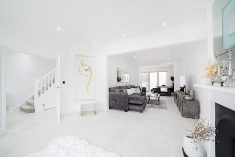 4 bedroom semi-detached house for sale, Kingsmere Park, London NW9