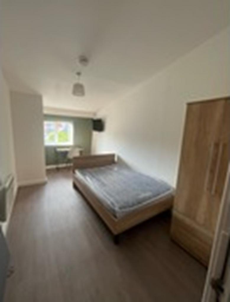 A bright and spacious double bedroom perfect fo...