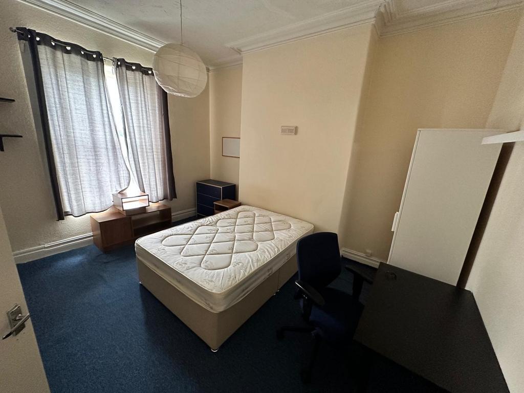 Neat single bedroom with a comfortable divan be...