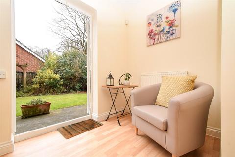 2 Kings Glade, Yateley, GU46 7UT