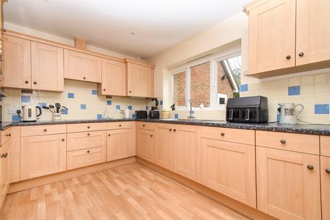 2 Kings Glade, Yateley, GU46 7UT