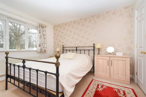 2 Kings Glade, Yateley, GU46 7UT
