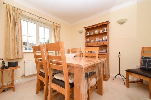 2 Kings Glade, Yateley, GU46 7UT