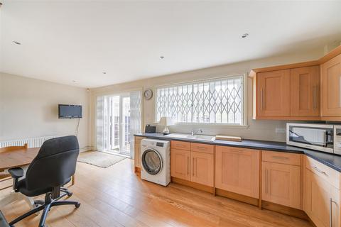 137 Fairmead Crescent, Edgware, HA8 8YR