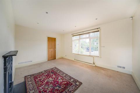137 Fairmead Crescent, Edgware, HA8 8YR