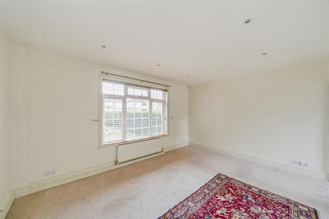 137 Fairmead Crescent, Edgware, HA8 8YR