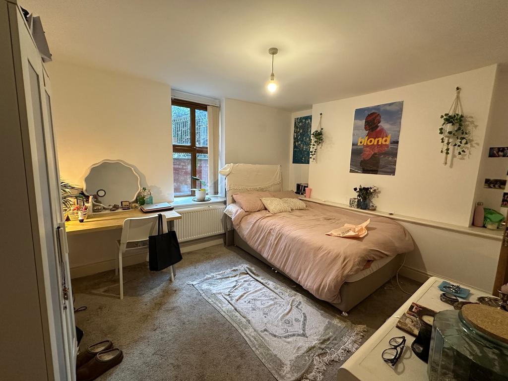 A cozy and well-decorated double bedroom with p...