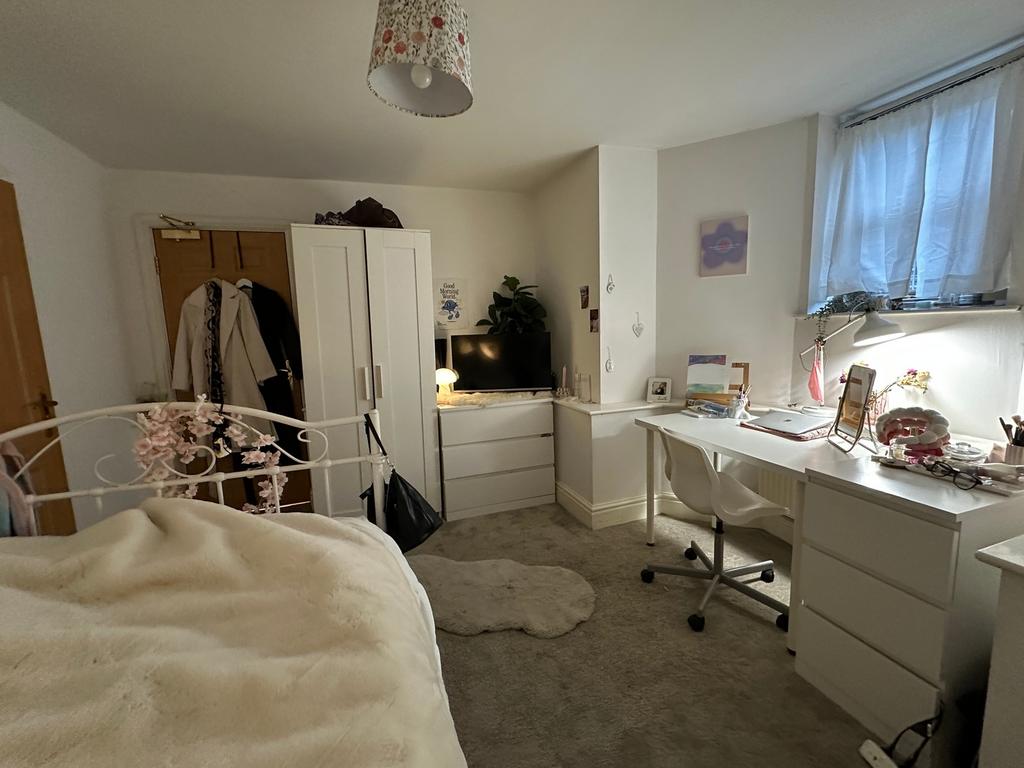 A cozy and inviting double bedroom with ample s...