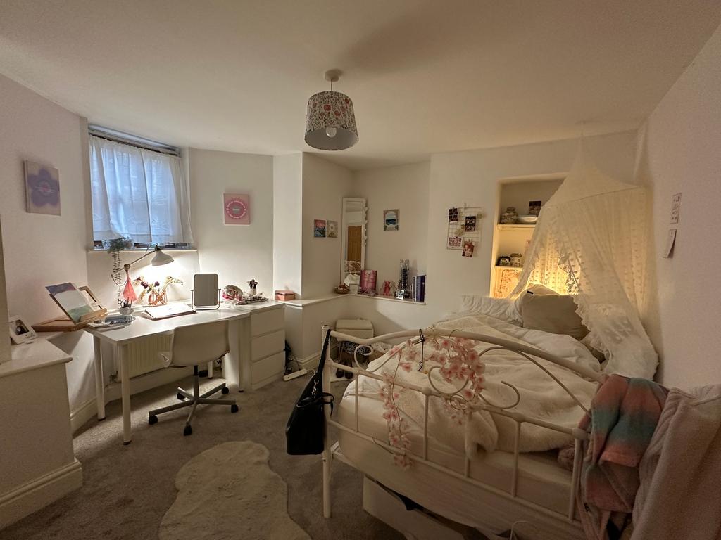 A cozy double bedroom featuring a comfortable b...