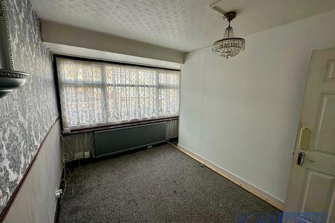 5 bedroom terraced house to rent, Gorseway, Romford RM7