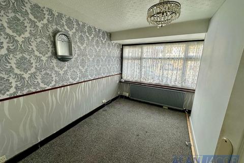 5 bedroom terraced house to rent, Gorseway, Romford RM7