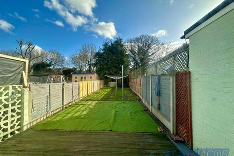 5 bedroom terraced house to rent, Gorseway, Romford RM7