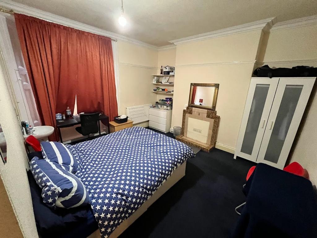 A cozy double bedroom featuring a comfortable b...