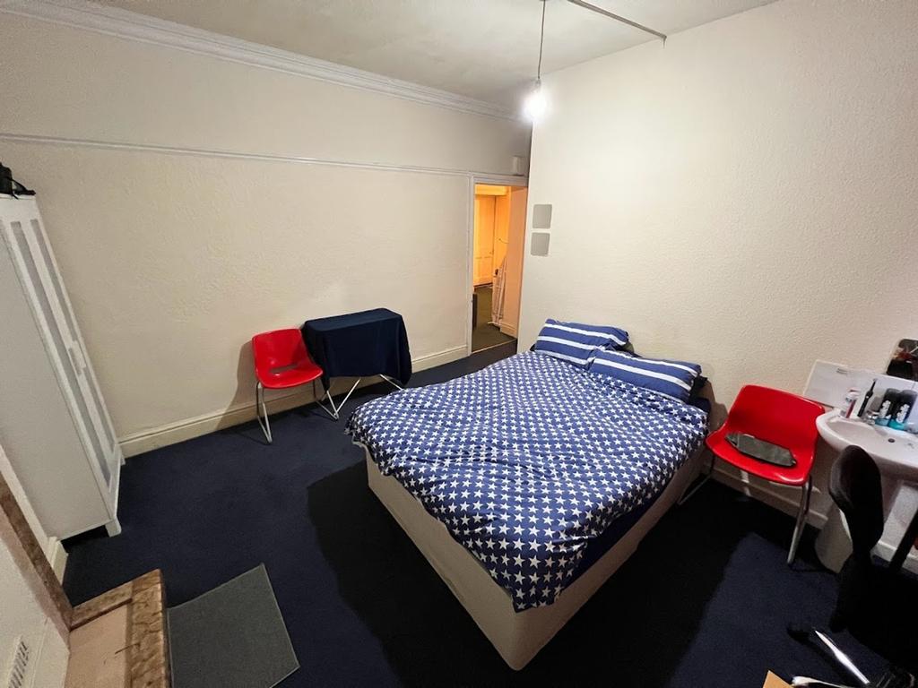 A cozy double bedroom featuring a comfortable b...