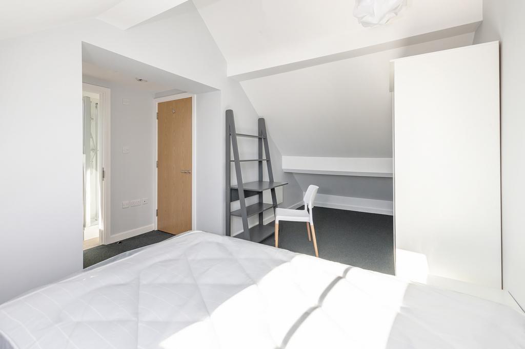 Bright and spacious double bedroom featuring mo...