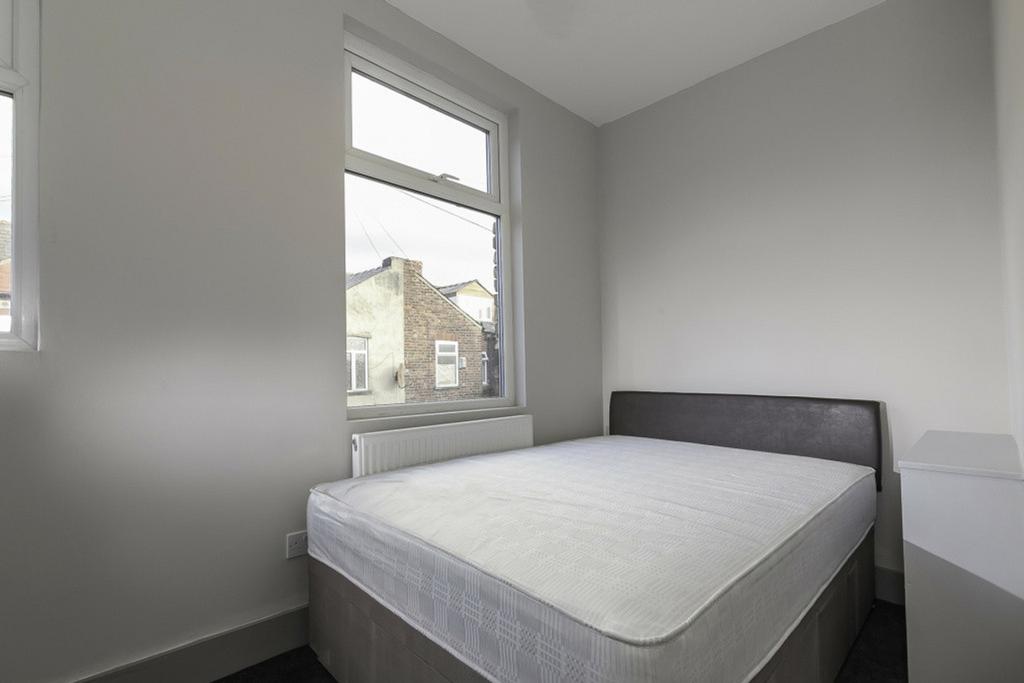 A bright and tidy double bedroom perfect for st...