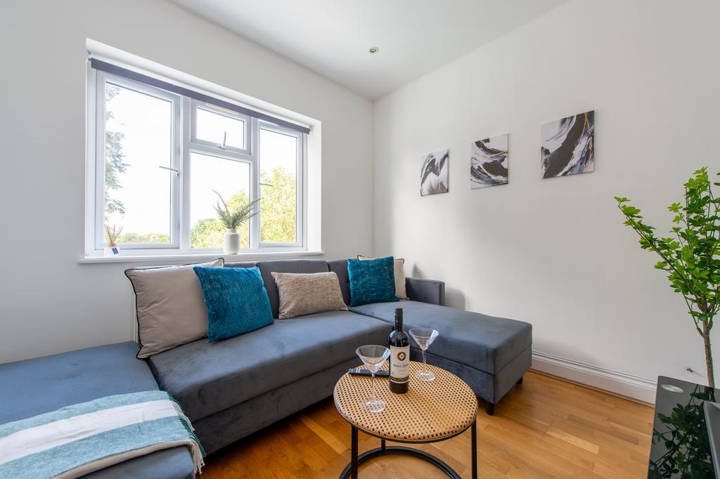 A spacious and inviting large modern living roo...