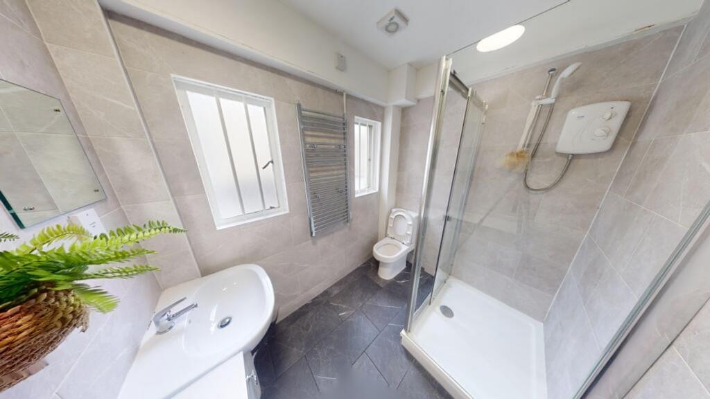 A modern and clean bathroom featuring a spaciou...