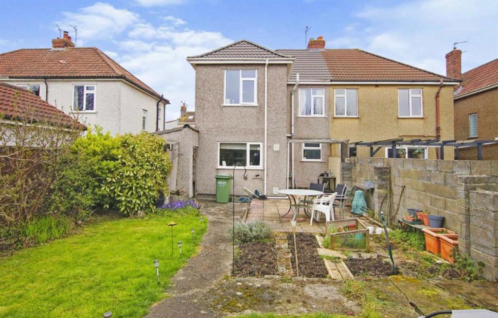 A spacious and well-maintained garden perfect f...