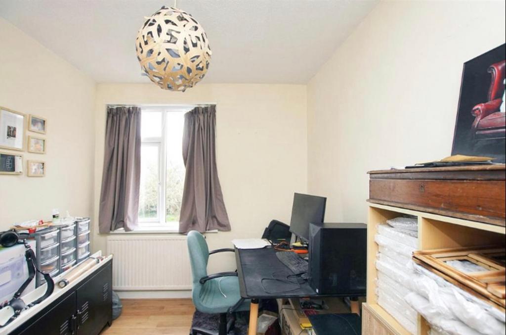 A cozy and functional small room with good ligh...