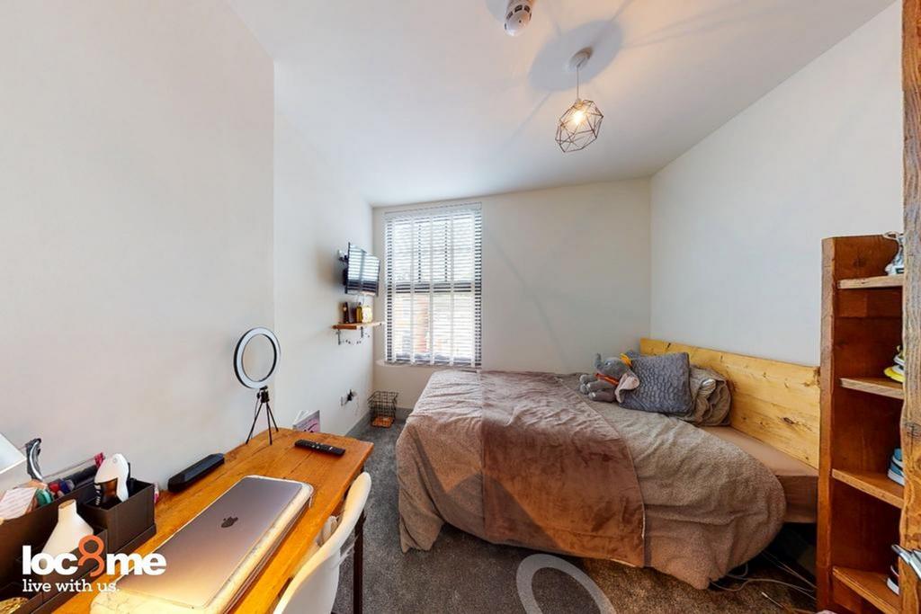 A cozy and inviting double bedroom with good na...