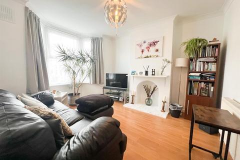 2 bedroom terraced house to rent, Hampton Road, Croydon