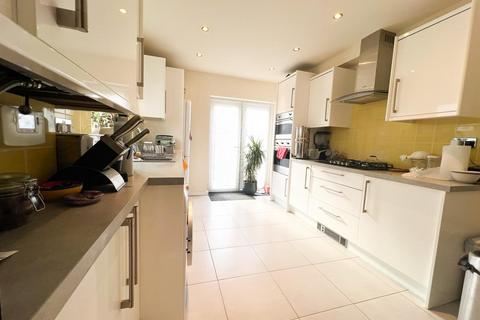 2 bedroom terraced house to rent, Hampton Road, Croydon