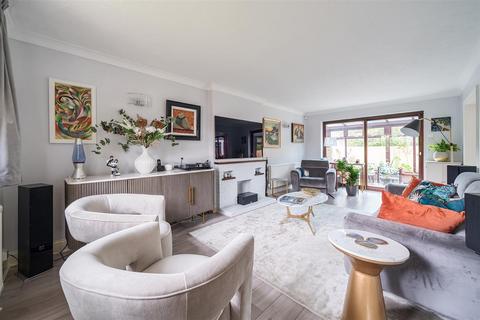 2 Redwood Walk, Surbiton, KT6 6QY