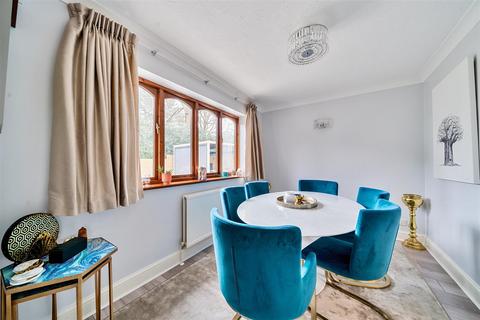 2 Redwood Walk, Surbiton, KT6 6QY