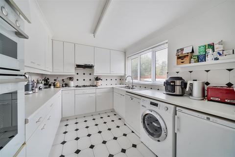 2 Redwood Walk, Surbiton, KT6 6QY