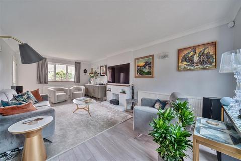 2 Redwood Walk, Surbiton, KT6 6QY