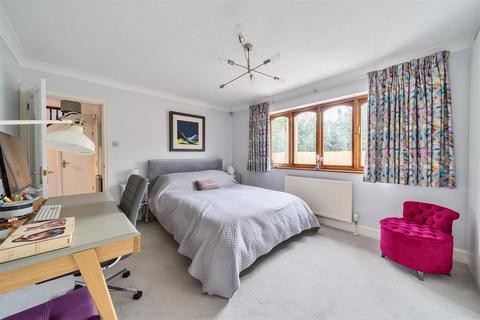 2 Redwood Walk, Surbiton, KT6 6QY