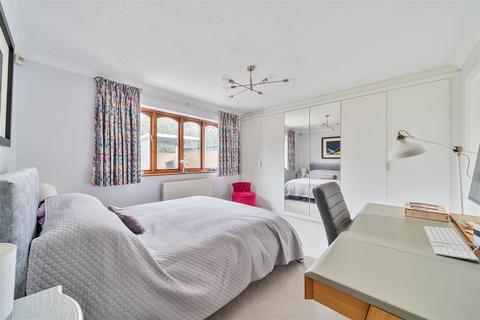 2 Redwood Walk, Surbiton, KT6 6QY