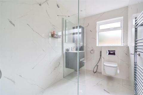 2 Redwood Walk, Surbiton, KT6 6QY