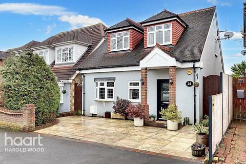 3 bedroom detached house for sale, Greenway, Harold Wood