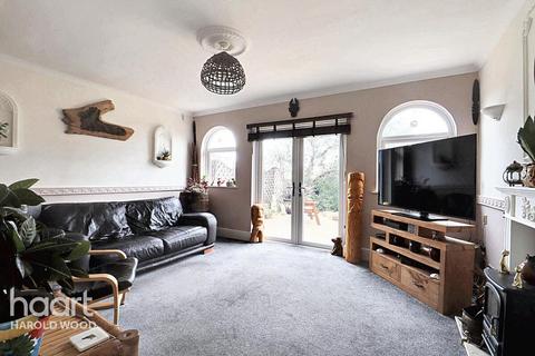 3 bedroom detached house for sale, Greenway, Harold Wood