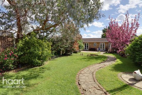 24 Greenway, Romford, RM3 0HH