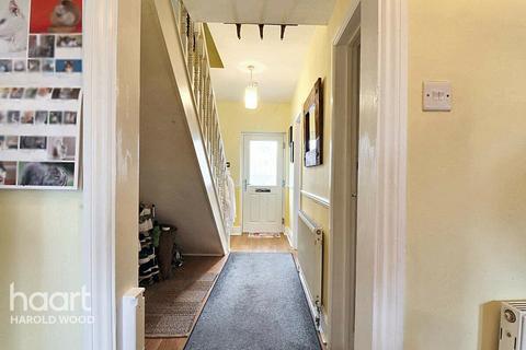 24 Greenway, Romford, RM3 0HH