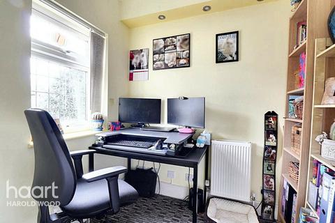 24 Greenway, Romford, RM3 0HH